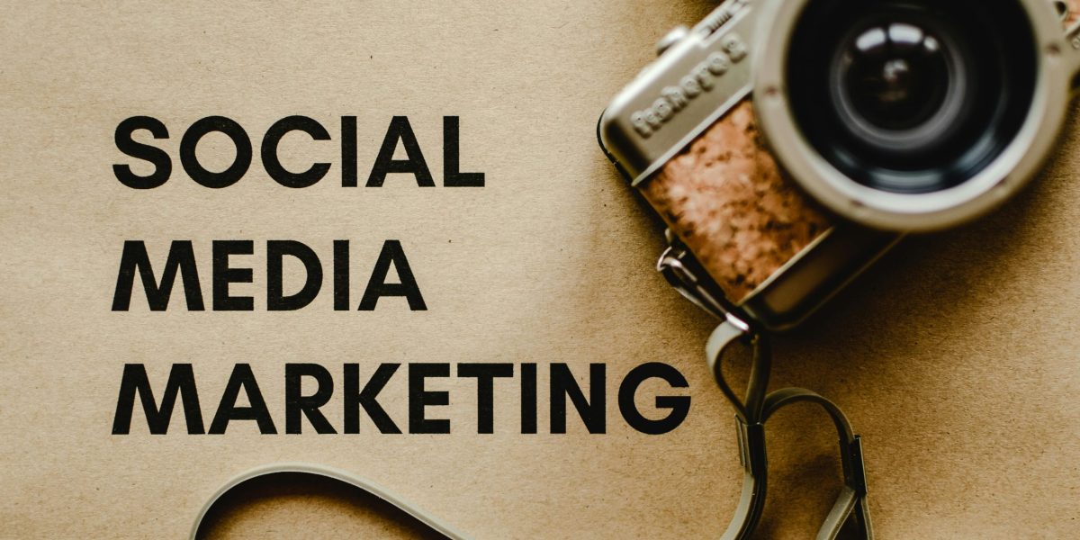 A vintage camera on brown paper with 'SOCIAL MEDIA MARKETING' text, perfect for marketing visuals.